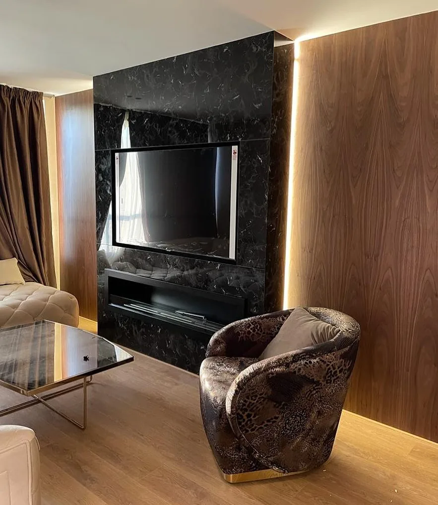 Mur TV en marbre noir et panneau de bois éclairé