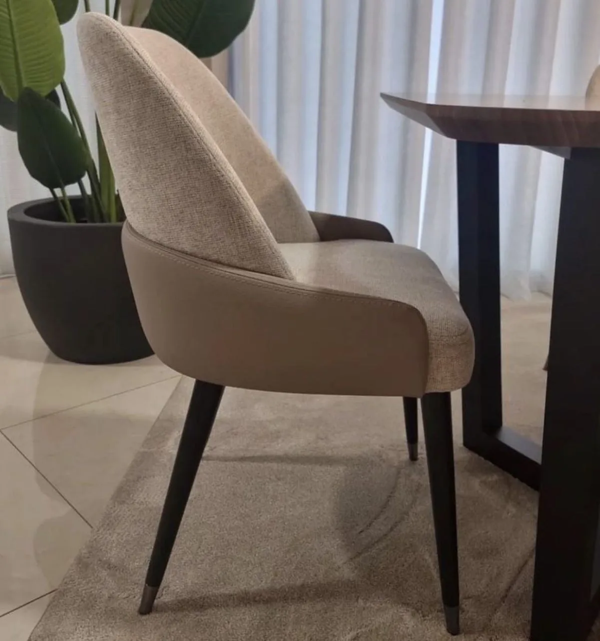 Chaise de salle à manger et table en bois