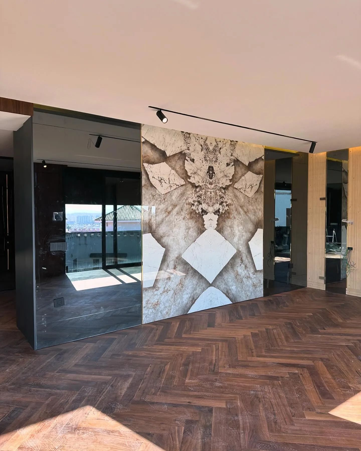 Cloison en marbre et parquet en bois à chevrons
