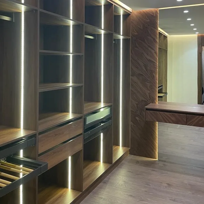 Dressing en bois avec étagères, tiroirs et éclairage LED vertical
