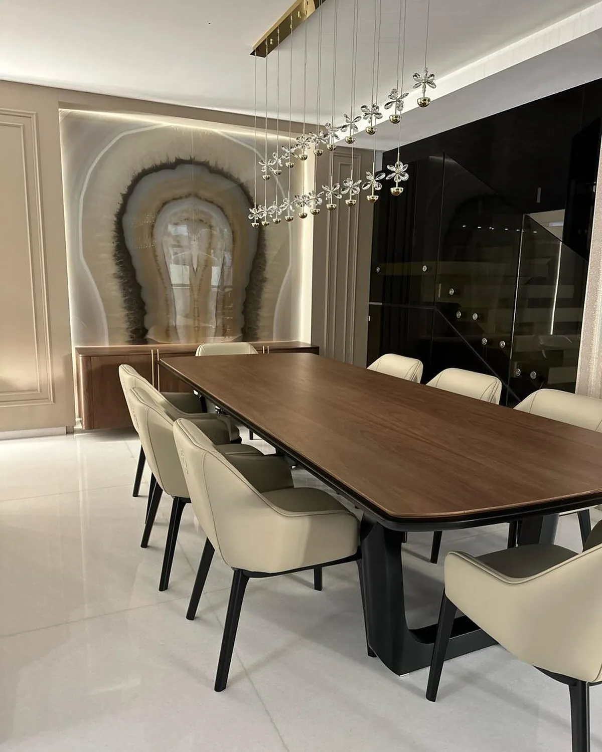 Salle à manger terminée avec table en bois et mur décoratif éclairé